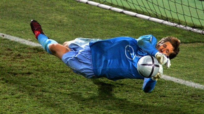 Thủ môn Edwin van der Sar cản phá thành công một quả phạt đền ở loạt đá luân lưu, giúp Hà Lan vượt qua Thụy Điển ở tứ kết sau khi hai đội hòa nhau 0-0 sau 120 phút thi đấu